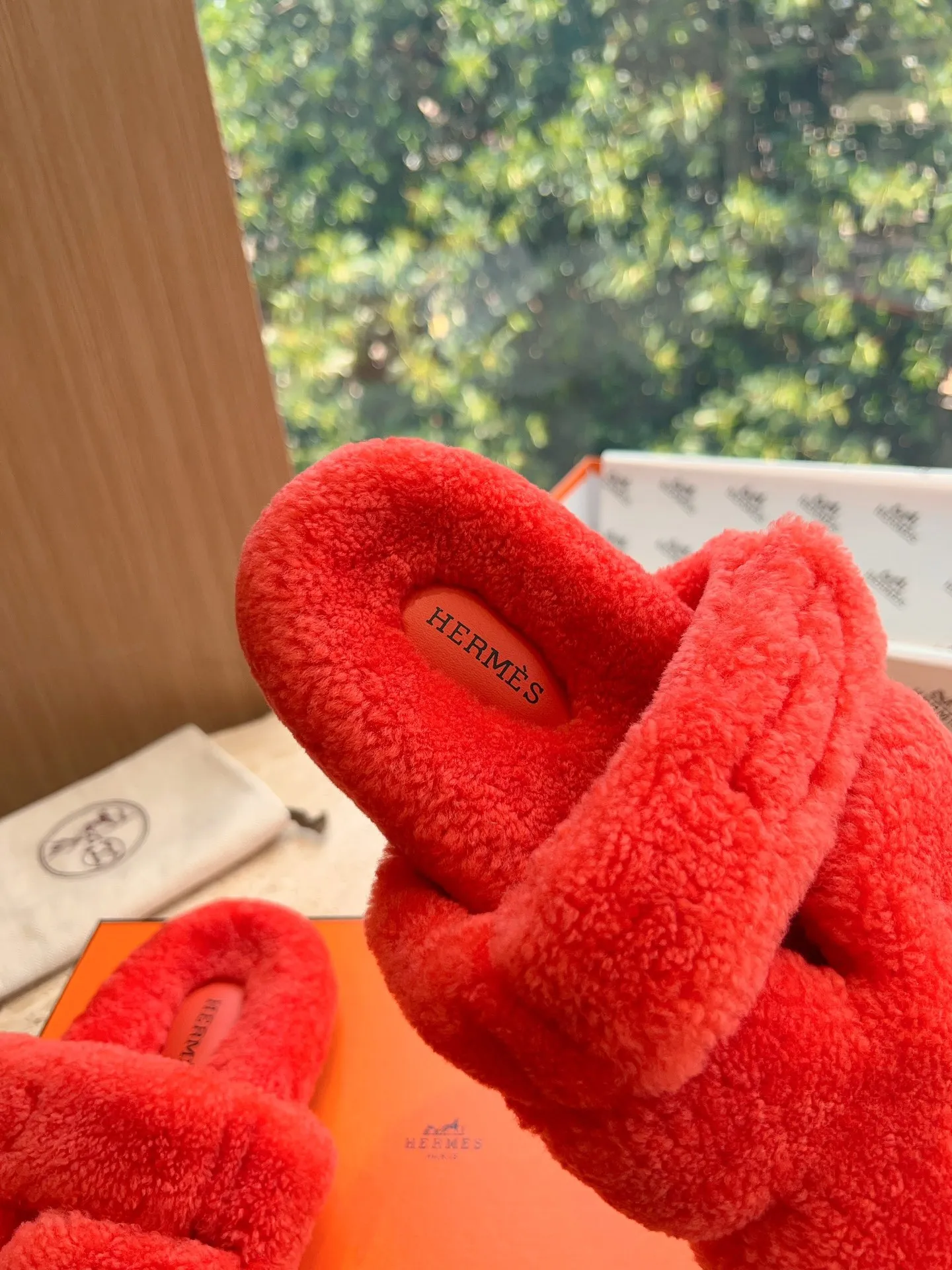👟👟Ex-factory price 500👟👟 (Top version) Hermes Hermès Second Uncle Fur Slippers Can be made without standard: [Note: No standard needs to be customized] In 2024, the official website and Xiaohongshu will synchronize the latest color matching Hermès hot models, upgraded workmanship, high quality! Fashionable small wool H-slip autumn and winter style flat-soled wool mop. Fabric: Imported lamb's roll real wool. Lining: Imported lamb's roll real wool. Outsole: Genuine leather outsole. Size: 35-43, [Note: 41, 42, 43 customized]